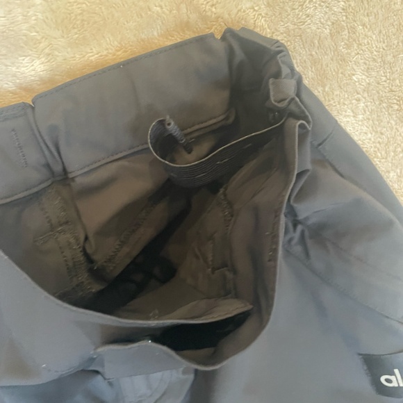 Woman's Alo Mid-Rise Cargo Pant. Color Black. Size Small - Picture 3 of 4